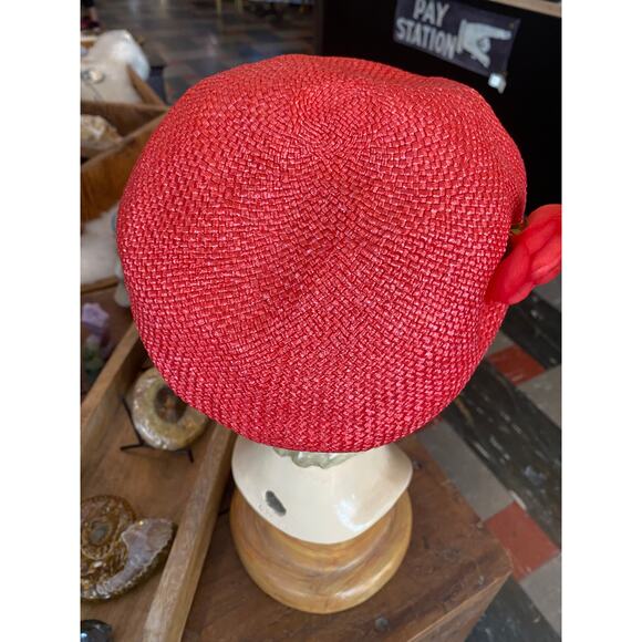 1960s red straw beret, vintage millinery, mod style, hat with flower, union made - Picture 3 of 7